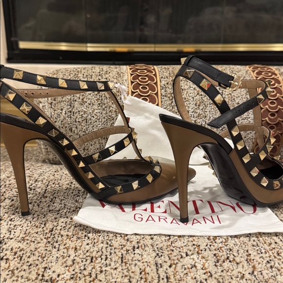 AUTHENTIC Valentino Tan and Black Rockstud Heels - Picture 5 of 9